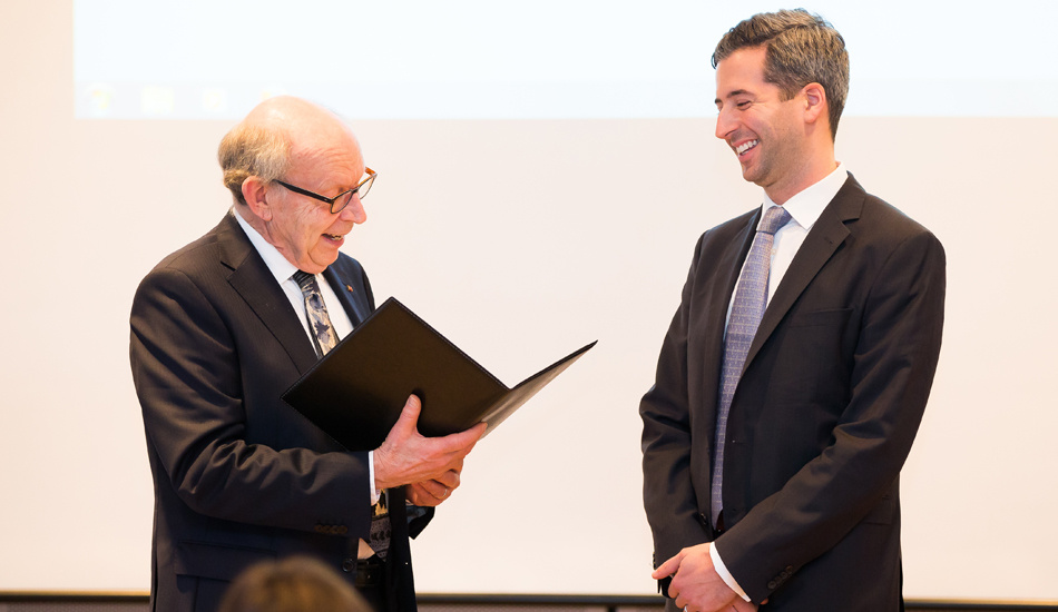 Dr. Anton G. Henssen vom Otto-Heubner-Zentrum für Kinder- und Jugendmedizin an der Charité Berlin wurde für seine Studie zum Thema „PGBD5 promotes site-specific concogenic mutations in human tumors“ geehrt.