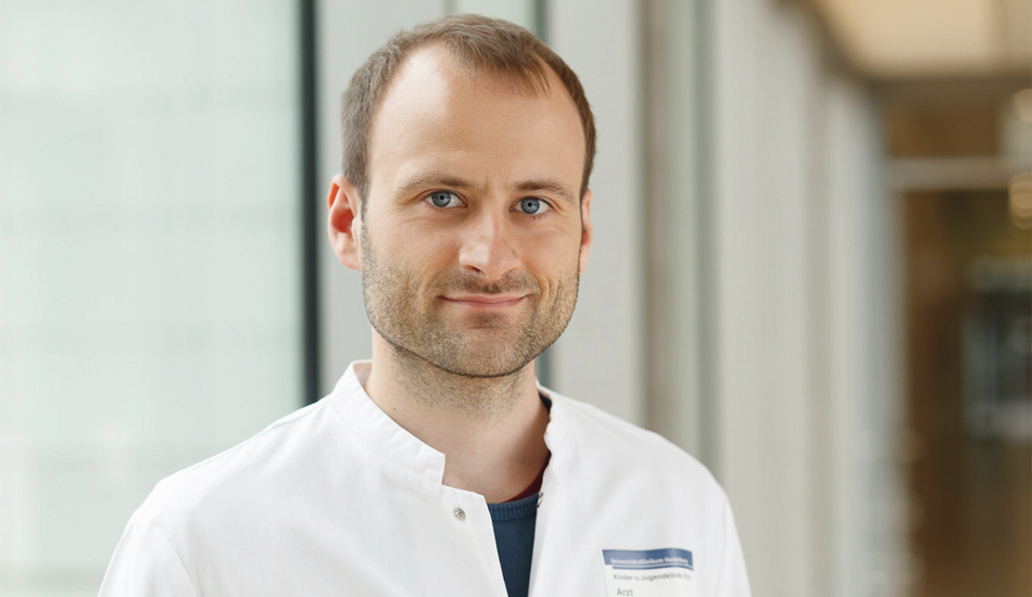 Dr. Jonas Ecker
vom Hopp-Kindertumorzentrum in Heidelberg wurde für seine Arbeit „Reduced chromatin binding of MYC is a key effect of HDAC inhibition in MYC amplifies medulloblastoma“ geehrt, eine Studie über Medulloblastome, die sich unkontrolliert im Bereich des Kleinhirns als solide Tumore ansiedeln.