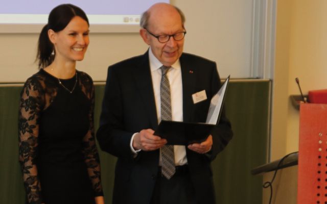 Dr. Judith Feucht ist am Universitäts-Klinikum für Kinder- und Jugendmedizin Tübingen bzw. dem Memorial Sloan Kettering Cancer Center New York tätig. Ihr wurde der Erna-Brunner-Preis für ihre Studie „Adoptive T-cell therapy with hexon-specific Th1 cells as a treatment of refractory adenovirus infection after HSCT“ zugesprochen.