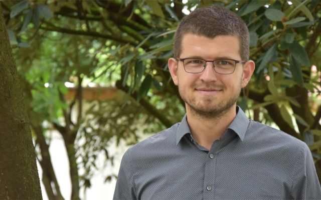 Herr Dr. Semjon Willier aus dem Haunerschen Kinderspital des LMU Klinikums München ist Träger des ERNA-BRUNNERPREISES 2021, des Forschungspreises der Stiftung des Fördervereins für krebskranke Kinder Tübingen.