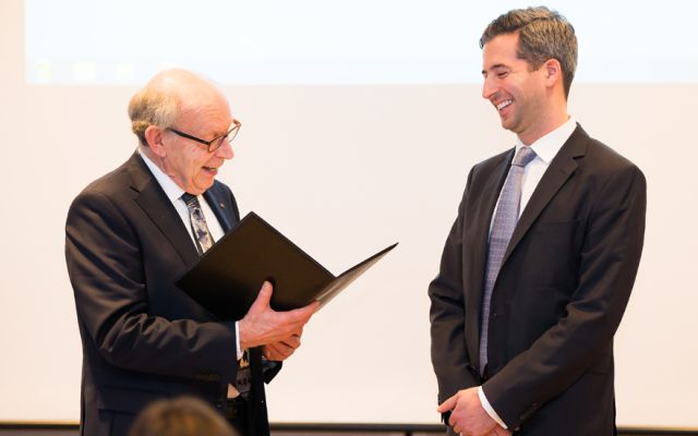 Dr. Anton G. Henssen vom Otto-Heubner-Zentrum für Kinder- und Jugendmedizin an der Charité Berlin wurde für seine Studie zum Thema „PGBD5 promotes site-specific concogenic mutations in human tumors“ geehrt.