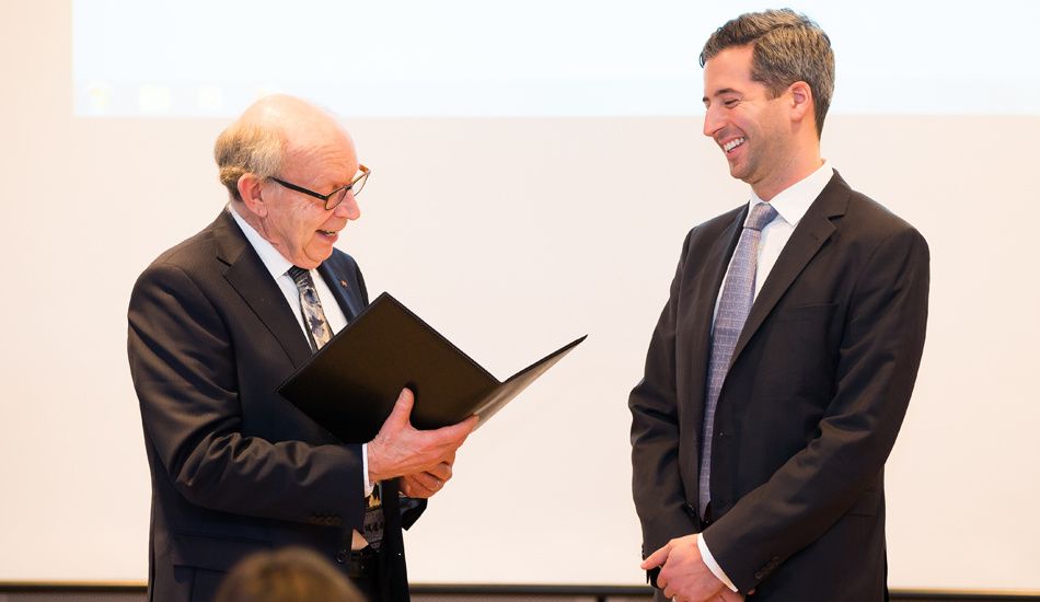 Dr. Anton G. Henssen vom Otto-Heubner-Zentrum für Kinder- und Jugendmedizin an der Charité Berlin wurde für seine Studie zum Thema „PGBD5 promotes site-specific concogenic mutations in human tumors“ geehrt.