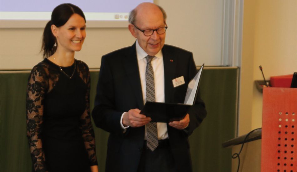 Dr. Judith Feucht ist am Universitäts-Klinikum für Kinder- und Jugendmedizin Tübingen bzw. dem Memorial Sloan Kettering Cancer Center New York tätig. Ihr wurde der Erna-Brunner-Preis für ihre Studie „Adoptive T-cell therapy with hexon-specific Th1 cells as a treatment of refractory adenovirus infection after HSCT“ zugesprochen.