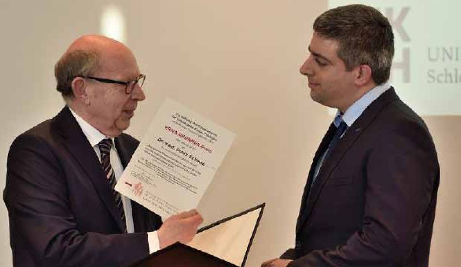 Dr. Denis Schewe vom Universitätsklinikum Schleswig-Holstein wurde für sein Thema „Mer tyrosine kinase promotes the survival of t(1;19)-positive acute lymphoblastic leukemia (ALL) in the central nervous system (CNS)“ der Preis zugesprochen.